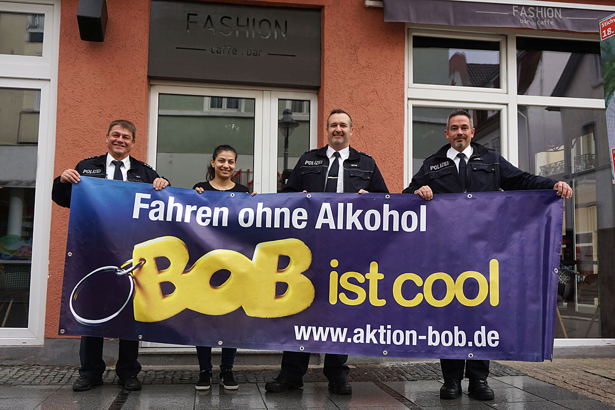 BOB-Lokal FASHION: Jürgen Sill, Meryem Kaya, Bernd Büthe und Christan Sippel mit dem BOB-Werbe-Banner